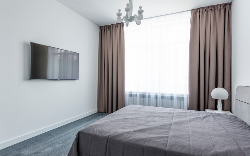 Letakkan Tempat Tidur di Sisi Jendela untuk desain kamar tidur minimalis