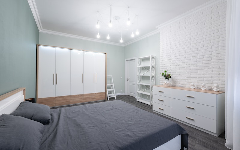 kamar tidur 2 warna putih dan tosca